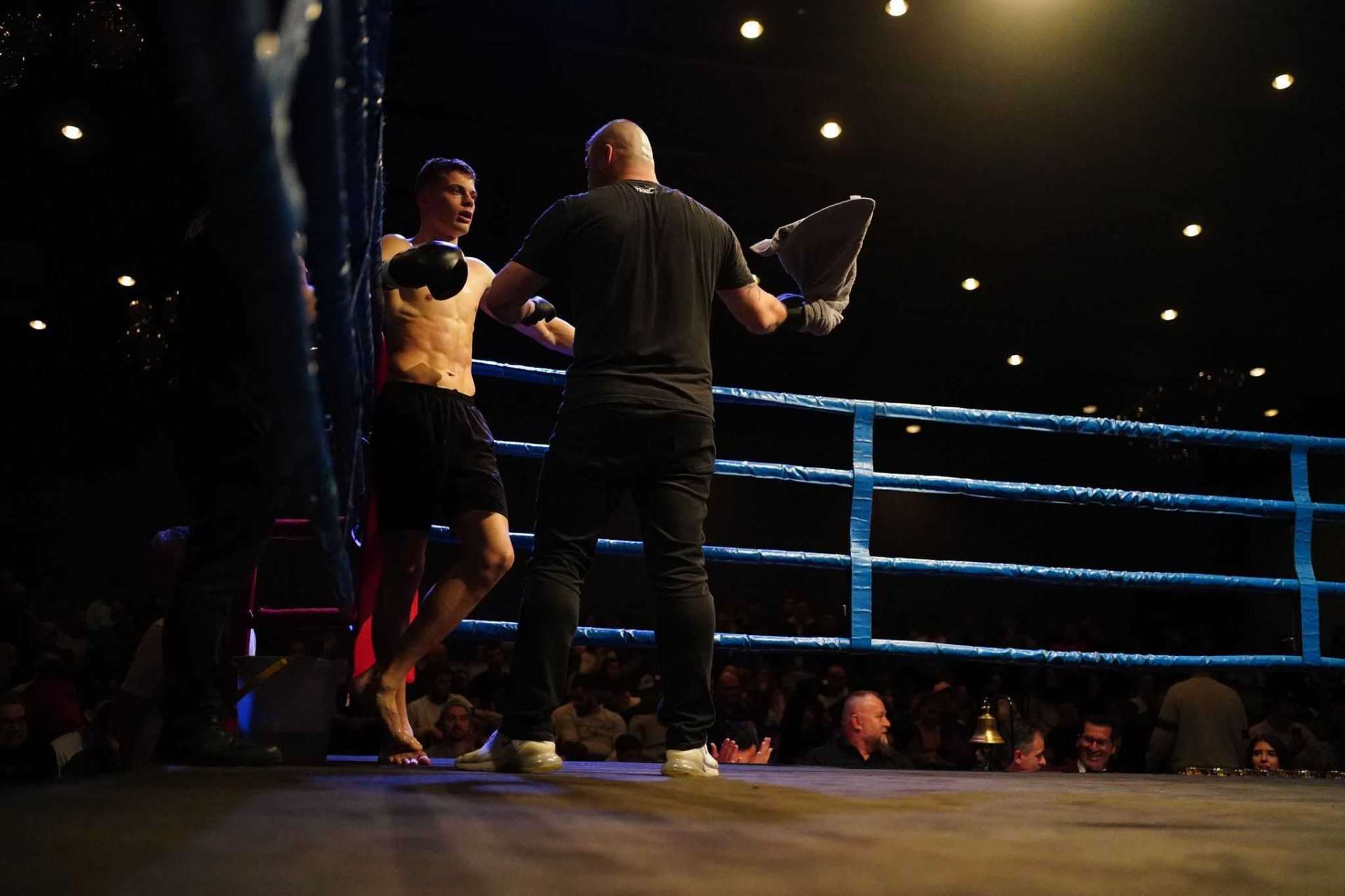 Cornering a fighter between rounds